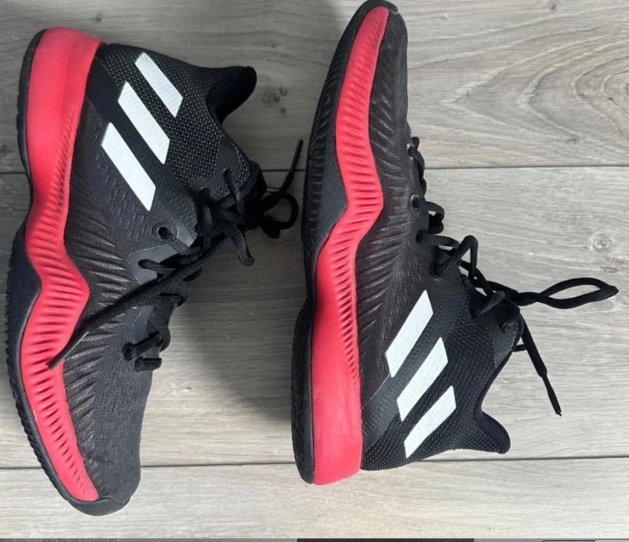 Par de zapatillas Adidas negras y rojas, zapatos para baloncesto Unisexe, deporte – photo 3